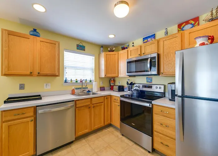 Condo W/ Deck: Walk To Beach & Convention Center!